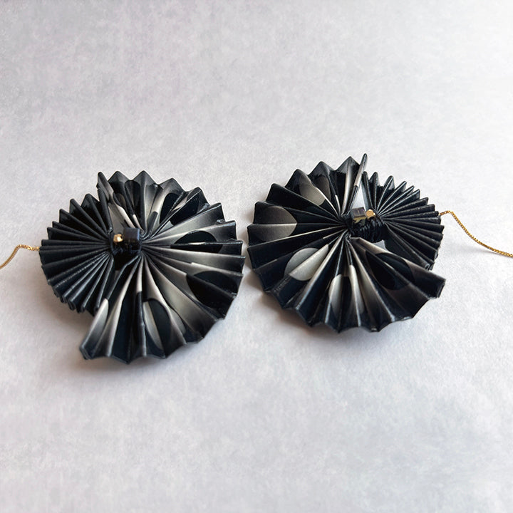 Burst - Black + White Threader Box Chains